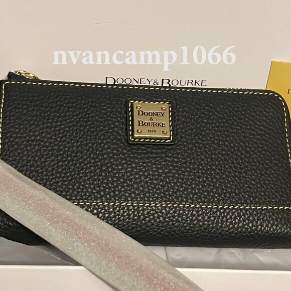 NIB Dooney and Bourke Women's Folded Zip Wristlet in Pebble Grain Black - Picture 1 of 4